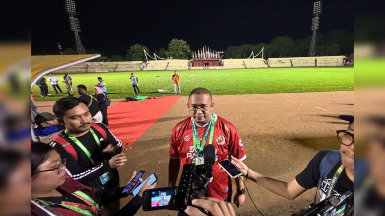 Penasihan Semen Padang FC, Andre Rosiade saat diwawancarai awak media pada suatu kesempatan. (Foto: Dok. Tim AR)