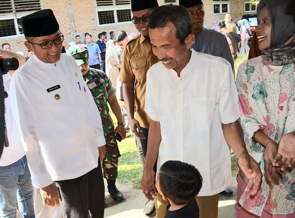 Sempat Menderita Gegara Pandemi Covid-19, Eks Sopir Truk asal Padang Ini Dapat Program Semata 1 Keluarga eks sopir truk, Arpi Candra bahagia ketika terpilih menjadi penerima program Semata yang dilaksanakan oleh Pemko Padang. (Foto: Dok. Prokopim)