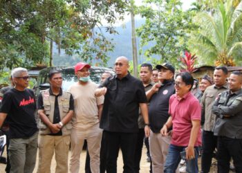 Andre Rosiade Belikan Karpet Sajadah Baru untuk Masjid Nurul Ibadah Tarusan yang Terkena Banjir Bandang