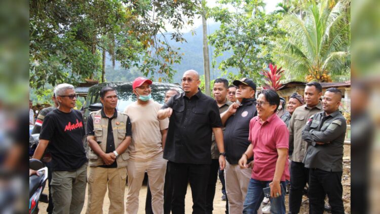 Andre Rosiade Belikan Karpet Sajadah Baru untuk Masjid Nurul Ibadah Tarusan yang Terkena Banjir Bandang 1 Andre Rosiade bersama tim DPD Gerindra Sumbar mengunjungi Kabupaten Pessel untuk menyerahkan bantuan karpet sajadah baru ke Masjid Nurul Ibadah Tarusan. (Foto: Dok. Tim AR)