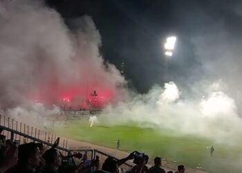 Aksi flare dari suporter Semen Padang FC di laga final Liga 2. (dok. Radarsumbar)