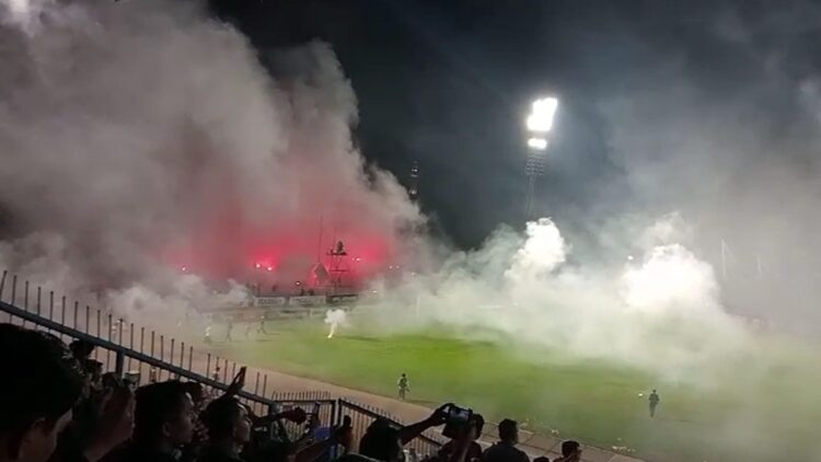 Ini Deretan Sanksi Berat yang akan Diterima Semen Padang FC Terkait Aksi Flare di Laga Final Liga 2 1 Aksi flare dari suporter Semen Padang FC di laga final Liga 2. (dok. Radarsumbar)