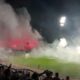Aksi flare dari suporter Semen Padang FC di laga final Liga 2. (dok. Radarsumbar)