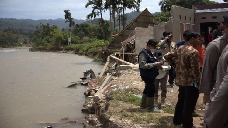 Bangunan rumah warga yang rusak parah akibat diterjang banjir di Kabupaten Pesisir Selatan, Provinsi Sumatera Barat, Kamis (14/3/2024). (Antara)