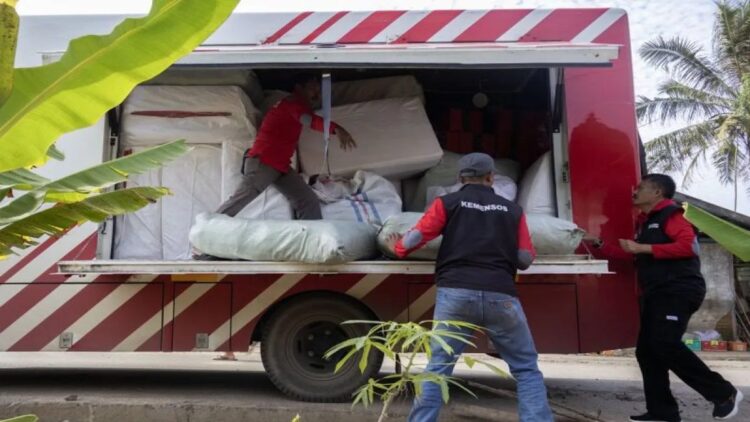 Penuhi Kebutuhan Gizi selama Tanggap Darurat, Pemprov Sumbar Siapkan Posko Kesehatan Bayi di Pessel 1 Relawan dari Kementerian Sosial menurunkan bantuan di Kabupaten Pesisir Selatan yang terdampak banjir dan tanah longsor. (ANTARA/Muhammad Zulfikar).