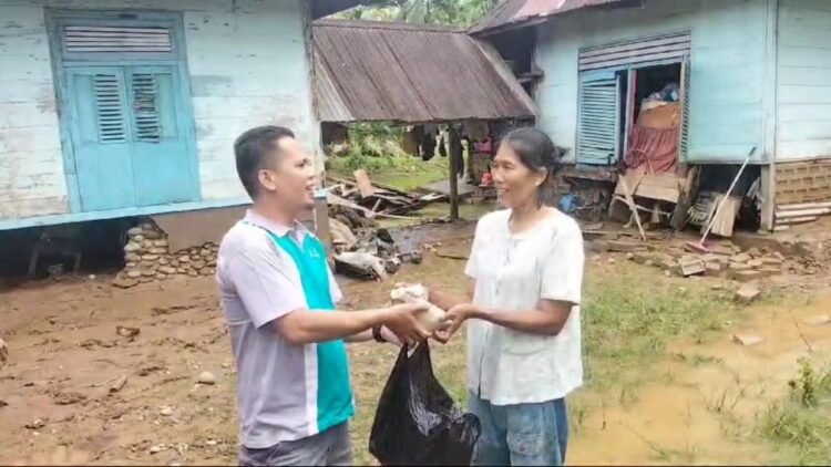 Andre Rosiade Kirim Ratusan Nasi Bungkus untuk Korban Banjir di Pessel 1 Bantuan nasi bungkus Andre Rosiade untuk warga terdampak banjir di Pessel. (dok. tim AR)