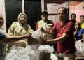 Tim TRC Andre Rosiade serahkan bantuan nasi bungkus untuk korban terdampak banjir di Batung Taba. (dok. istimewa)