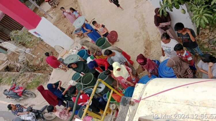 Hari Ketiga dan Keempat, TRC Semen Padang Bersihkan Fasum dan Kirim Tim Medis ke Empat Lokasi 1 Bantuan air bersih untuk warga terdampak banjir di Pessel dari Semen Padang Peduli. (dok. Humas)