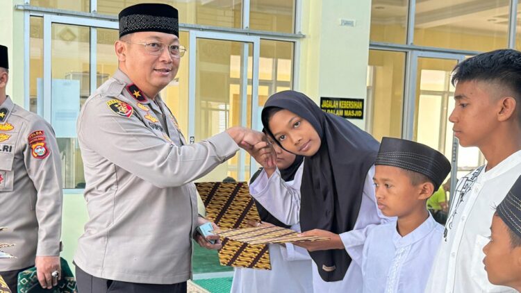 Polri Peduli, Polda Sumbar Serahkan Santunan kepada Anak Yatim 1 Santunan Polri untuk anak yatim yang diserahkan oleh Wakapolda Sumbar. (dok. istimewa)