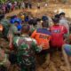Tim petugas gabungan bersama warga mengevakuasi jasad seorang korban banjir-tanah longsor di Kabupaten Padang Pariaman, Sumatera Barat, Jumat (8/3/2024). (dok. BPBD Padang Pariaman)