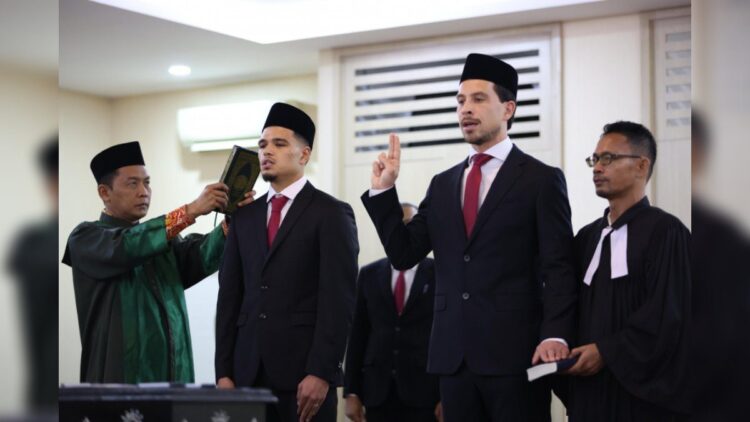 Resmi jadi WNI, Thom Haye dan Ragnar Oratmangoen Belum Bisa Bergabung Lawan Vietnam 1 Thom Haye dan Ragnar Oratmangoen menjalani pengambilan sumpah dan janji setia NKRI. (Foto: Dok. PSSI)