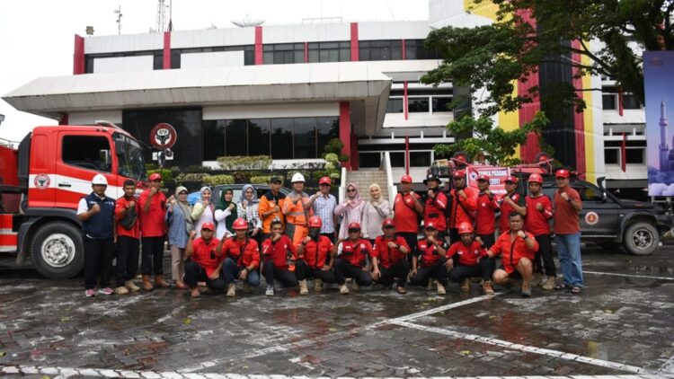 Pelepasan tim TRC Semen Padang dan tim medis ke Pessel. (dok. Humas)