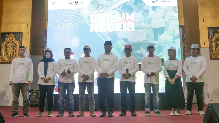 Aksi Bersih Negeri di HPSN 2024, Gubernur Apresiasi 'Nabuang Sarok' Semen Padang 1 Program Nabuang Sarok Semen Padang di HPSN 2024. (dok. istimewa)