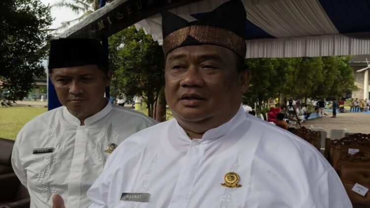 Kepala Pusat Gempa Bumi dan Tsunami BMKG Rahmat Triyono (depan). (ANTARA/Muhammad Zulfikar).