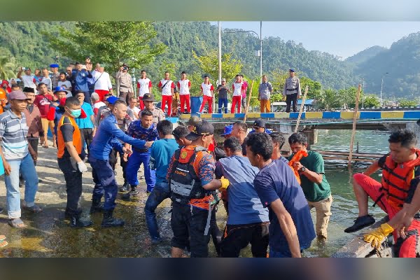 Akhir Hayat Pencari Besi Bekas yang Meninggal usai Menyelam di Perairan Bungus Teluk Kabung, Begini Kronologinya 1 Evakuasi jasad pria yang hilang di perairan Bungus Teluk Kabung usai menyelam pada Jumat (1/3/2024) pagi. (Foto: Dok. Basarnas)