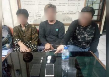 Tiga pelaku penyalahgunaan narkotika ditangkap polisi di sebuah kafe. (Foto: Dok. Polres Payakumbuh)