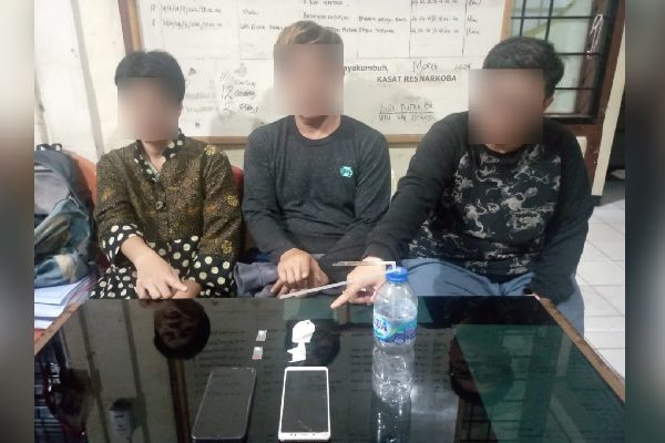 Tiga pelaku penyalahgunaan narkotika ditangkap polisi di sebuah kafe. (Foto: Dok. Polres Payakumbuh)