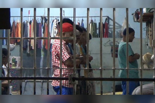 Momen Warga Binaan Pemasyarakatan Lapas Padang Laksanakan Salat Tarawih dari Balik Jeruji Besi 1 Warga binaan di Lapas Kelas IIA Padang melaksanakan ibadah salat tarawih dari balik jeruji besi selama Ramadan 1445 Hijriah. (Foto: Dok. Radarsumbar.com)