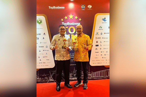 Wako Padang-Perumda Air Minum Raih Penghargaan Top BUMD Awards 2024 1 Wali Kota Padang, Hendri Septa dan Dirut Perumda AM, Hendra Pebrizal meraih penghargaan dalam ajang Top BUMD Awards 2024. (Foto: Dok. Prokopim)
