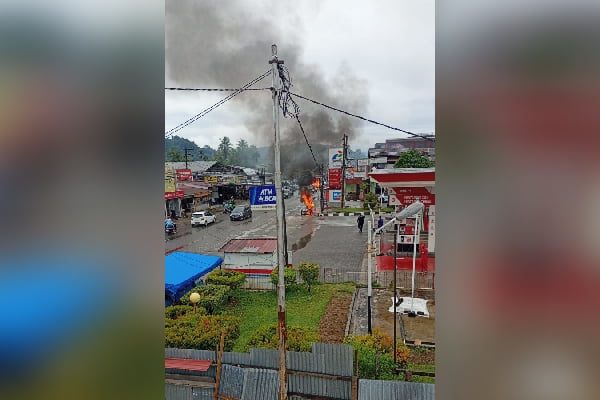 Becak Motor di Depan SPBU Gunung Pangilun Terbakar, Pengemudi Diduga Kabur 1 Kebakaran becak motor (betor) di depan SPBU Gunung Pangilun, Kecamatan Nanggalo. (Foto: Dok. Istimewa)