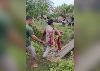 Sempat Dinyatakan Hilang usai Diserang Buaya, Pencari Lokan di Agam Ditemukan Meninggal 16 Evakuasi jasad pencari lokan yang sempat dinyatakan hilang. (Foto: Dok. Basarnas)