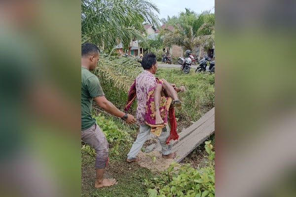 Sempat Dinyatakan Hilang usai Diserang Buaya, Pencari Lokan di Agam Ditemukan Meninggal 1 Evakuasi jasad pencari lokan yang sempat dinyatakan hilang. (Foto: Dok. Basarnas)