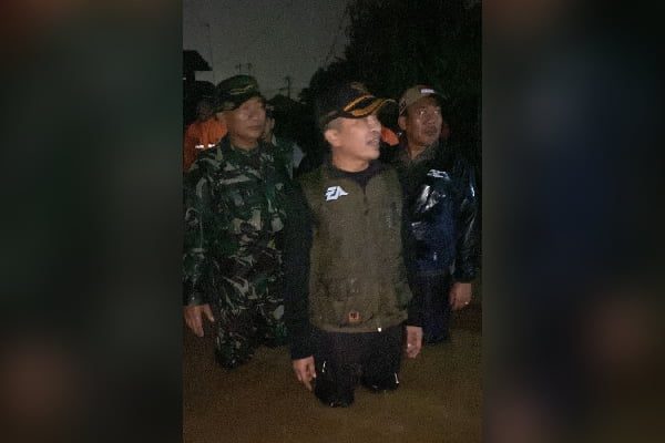 Padang Darurat Banjir dan Pohon Tumbang! Ini Daftar Sementara Lokasi Terdampak 1 Wakil Wali Kota (Wawako) Padang meninjau langsung lokasi terdampak banjir di kawasan Koto Baru, Kecamatan Lubuk Begalung pada Kamis (7/3/2024) malam. (Foto: Dok. Istimewa)