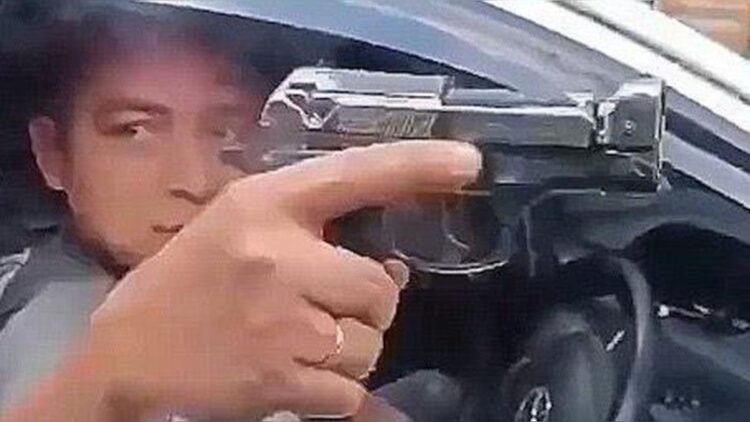 Polisi Sebut Senjata yang Dipakai 'Koboi' Mampang Dibeli di Padang Seharga Rp2 Juta 1 Tangkapan layar video viral aksi 'koboi' Mampang, Jaksel. (dok. Istimewa)