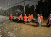 Tim SAR Brimob Polda Sumbar Bantu Warga Terdampak Banjir di Tunggul Hitam