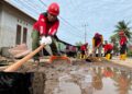 Tim TRC Semen Padang lakukan pembersihan lumpur di lokasi banjir Pessel. (dok. Humas)