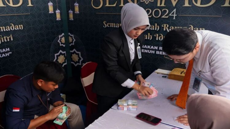 Petugas bank melayani seorang warga yang menukarkan uang pecahan baru di Gedung Memorabilia atau Museum Bank Indonesia Muaro di Jalan Batang Arau Padang, Selasa (19/3/2024). ANTARA/Muhammad Zulfikar.