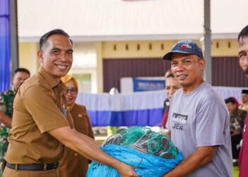 Pemkab Solok Bantu Nelayan Koto Singkarak-Junjung Sirih Alat Penangkap Ikan