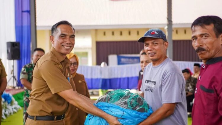 Sekretaris Daerah (Sekda) Kabupaten Solok Medison saat menyerahkan bantuan alat penangkapan ikan ke nelayan di sekitar Danau Singkarak Kecamatan X Koto Singkarak, Kabupaten Solok, Sumbar. ANTARA/HO-Diskominfo Solok.