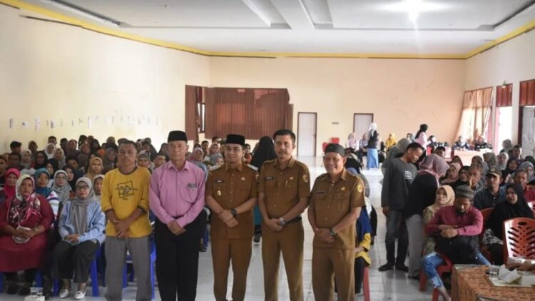 157 KK Terima Bantuan RTLH dari Pemko Solok 1 Wakil Wali Kota Solok Ramadhani Kirana Putra saat menghadiri kegiatan sosialisasi penyerahan bantuan bedah RTLH bagi 157 KK yang digelar Disperkim Kota Solok. ANTARA/HO-Diskominfo Solok