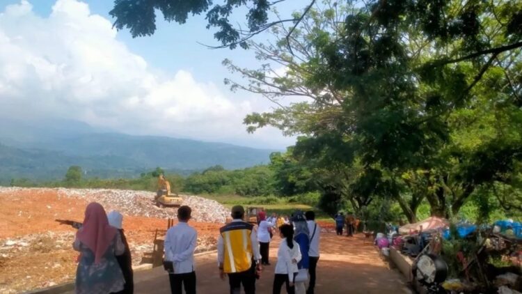 Pastikan Usia TPA, DLH Solok Analisis Indeks Risiko 1 Tim DLH Kota Solok melakukan analisis indeks risiko untuk memastikan usia TPA regional Kota Solok, Sumbar. ANTARA/HO-Diskominfo Kota Solok.