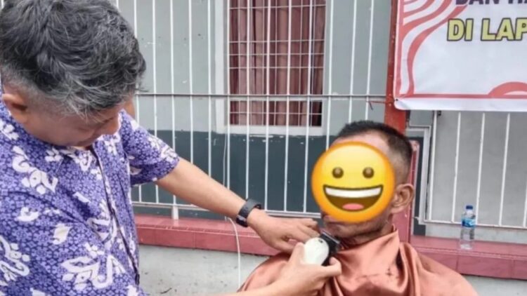 Lapas Alahan Panjang Adakan Pangkas Rambut Gratis bagi Napi 1 Lapas Kelas III Alahan Panjang, Kecamatan Lembah Gumanti, Kabupaten Solok, Sumbar saat memberikan pangkas rambut gratis bagi WBP. ANTARA/HO-Lapas Kelas III Alahan Panjang