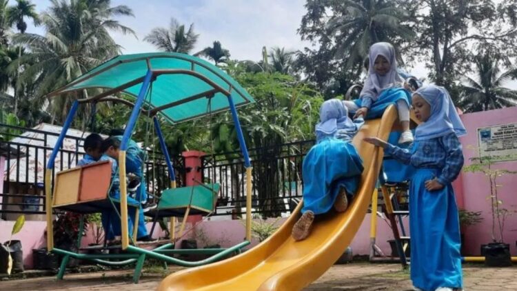 Lewat Program Putri Emas, Pemko Pariaman Gencar Sosialisasikan Pencegahan Kekerasan terhadap Anak 1 Sejumlah anak sedang bermain perosotan dan ayunan di salah satu taman kanak-kanak di Kabupaten Padangpariaman, Sumbar. ANTARA/Aadiaat M. S.