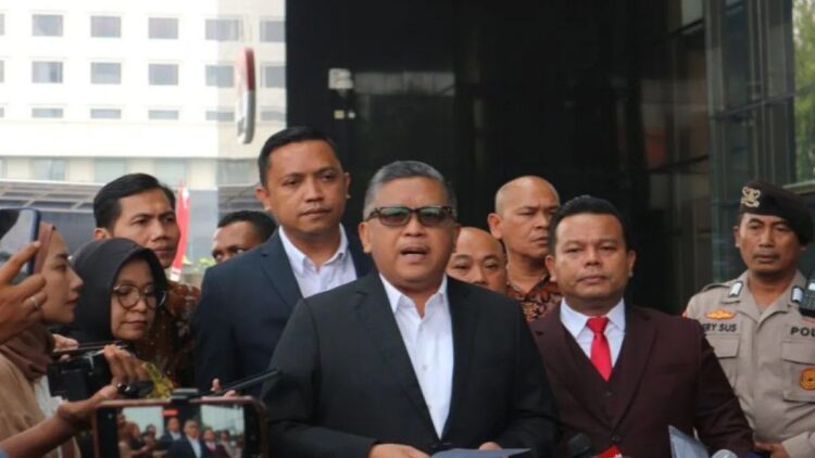 Hasto Kristiyanto Penuhi Panggilan KPK, Diperiksa sebagai Saksi Kasus Korupsi di Kemenhub 1 Sekretaris Jenderal DPP Partai Demokrasi Indonesia Perjuangan (PDIP) Hasto Kristiyanto memenuhi panggilan KPK untuk diperiksa sebagai saksi penyidikan perkara dugaan korupsi Direktorat Jenderal Perkeretaapian Kementerian Perhubungan (DJKA Kemenhub), Jakarta, Selasa (20/8/2024). ANTARA/Fianda Sjofjan Rassat