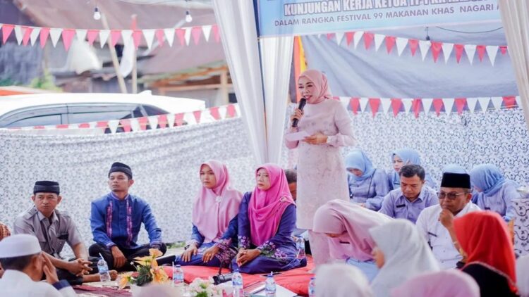 Meriahkan HUT RI di Kabupaten Solok, Festival 99 Makanan Khas Daerah Digelar 1 Ketua TP PKK Kabupaten Solok Emiko Epyardi Asda saat menghadiri Festival 99 makanan khas daerah dalam rangka memeriahkan HUT Ke-79 RI di Kabupaten Solok, Sumbar. ANTARA/HO-Diskominfo Solok.
