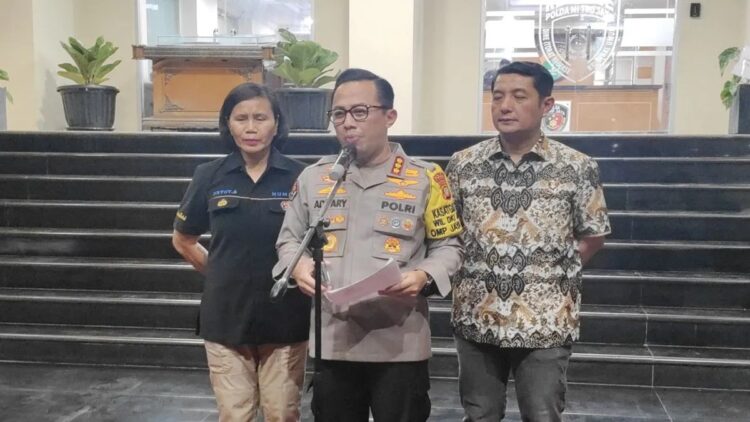 19 dari 50 Demonstran yang Ditahan dalam Kericuhan di DPR jadi Tersangka 1 Kabid Humas Polda Metro Jaya Kombes Pol. Ade Ary Syam Indradi (tengah) saat ditemui di Jakarta, Jumat (23/8/2024). ANTARA/Ilham Kausar