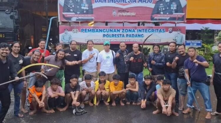 Polresta Padang Tahan Enam Pelaku Tawuran yang Akibat Tangan Korban Putus 1 Jajaran Satuan Reserse Kriminal Polresta Padang bersama personel Kepolisian Sektor Lubuk Begalung menahan 10 pelaku yang terlibat tawuran di jembatan Emilindo, di Padang, Sabtu (10/8). (ANTARA/HO-Polresta Padang.)