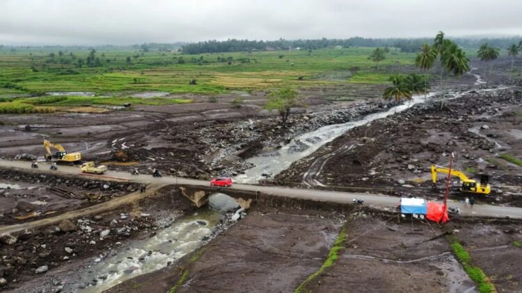 Rusak Akibat Banjir Lahar Dingin Marapi, Hampir 100 Ha Lahan di Sumbar tak Bisa Digunakan Lagi 1 Foto udara areal persawahan yang rusak parah di Kabupaten Tanahdeatar akibat dihantam banjir lahar dingin Gunung Marapi pada 11 Mei 2024. (Antara/Fandi Yogari).