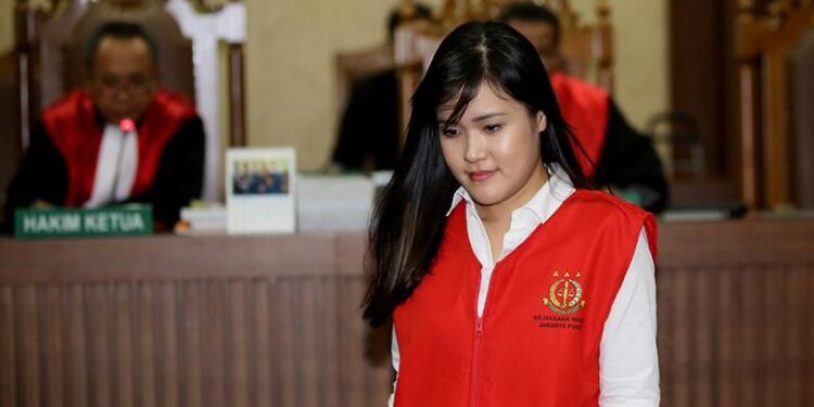 Terpidana Kasus Kopi Sianida, Jessica Kumala Wongso Dikabarkan Bebas 1 Arsip foto: Terdakwa Jessica Kumala Wongso memasuki ruang sidang sebelum menjalani sidang saksi kasus pembunuhan Wayan Mirna Salihin di Pengadilan Negeri Jakarta Pusat, Selasa (12/7/2016). Jessica diduga menaruh zat sianida ke dalam kopi yang diminum Mirna di Cafe Olivier, Grand Indonesia, Januari 2016 lalu. (Foto: Dok. Kompas.com/Garry Andrew Lotulung)