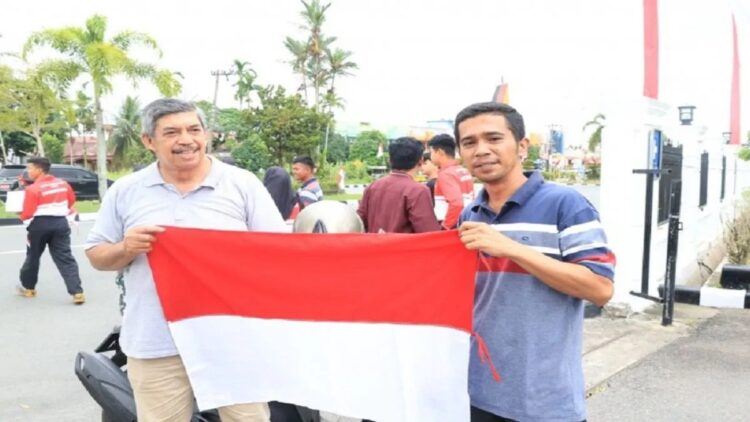 Semarakkan HUT Kemerdekaan RI, Pemko Pariaman Bagikan Ribuan Bendera 1 Kepala Kantor Kesatuan Bangsa dan Politik Kota Pariaman Fery Bagindo Putra (kanan) saat pembagian Bendera Merah Putih. Antara/HO-Diskominfo Pariaman