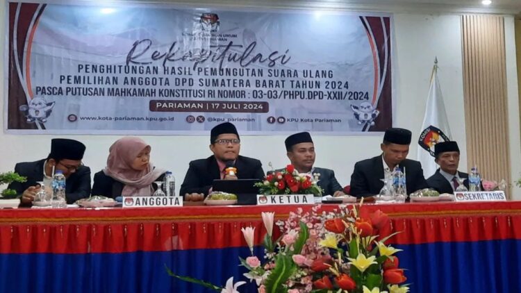 Ketua KPU Kota Pariaman, Sumbar Ali Unan (tiga kiri) bersama empat komisioner lainnya dan Sekretaris KPU Pariaman pada kegiatan rekapitulasi suara pemungutan suara ulang. ANTARA/HO-Diskominfo Pariaman