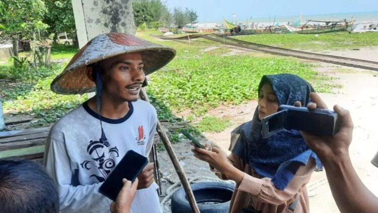 Cuaca Buruk dan Ombak Besar, Nelayan di Pariaman Kurangi Intensitas Melaut 1 Salah seorang nelayan di Desa Taluak, Kecamatan Pariaman Selatan, Kota Pariaman, Sumbar diwawancara oleh sejumlah wartawan dengan latar sejumlah kapal bersandar di tepi pantai karena nelayan tidak bisa melaut. ANTARA/Aadiaat M. S.