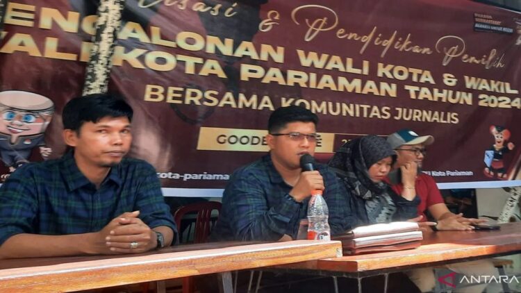 Ketua KPU Pariaman, Sumbar Ali Unan (dua kiri) bersama tiga komisioner KPU Kota Pariaman melaksanakan Sosialisasi dan Pendidikan Pemilih Pencalonan Wali Kota dan Wakil Wali Kota Pariaman 2024 bersama Komunitas Jurnalis di Pariaman, Minggu. ANTARA/Aadiaat M. S.