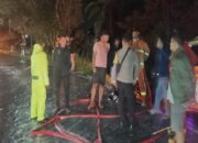 Solar Tumpah di Jalan Batipuh Tanahdatar, Damkar Sigap Lakukan Pembersihan