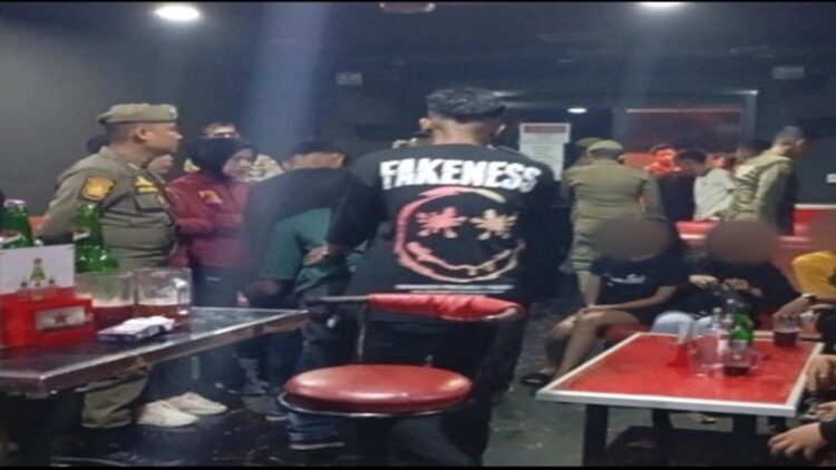 Satpol PP Padang membubarkan aktifitas di salah satu kafe karaoke di Padang karena melanggar jam operasional. (Foto: Dok. Satpol PP Padang)