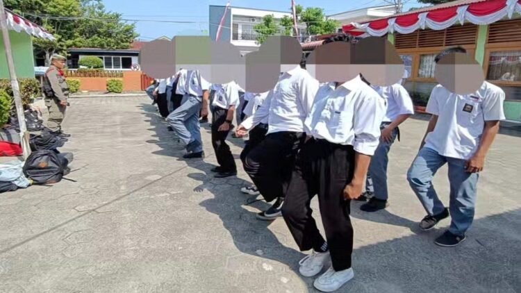 Puluhan pelajar yang ketahuan bolos sekolah diamankan Satpol PP Padang. (Foto: Dok. Satpol PP Padang)